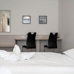 Zimmer mit Kingsize-Bett